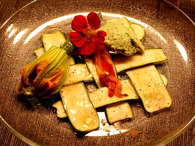 Ziegenkäse-Basilikum-Mousse auf Zucchini-Carpaccio mit Honig-Nuss-Vinaigrette