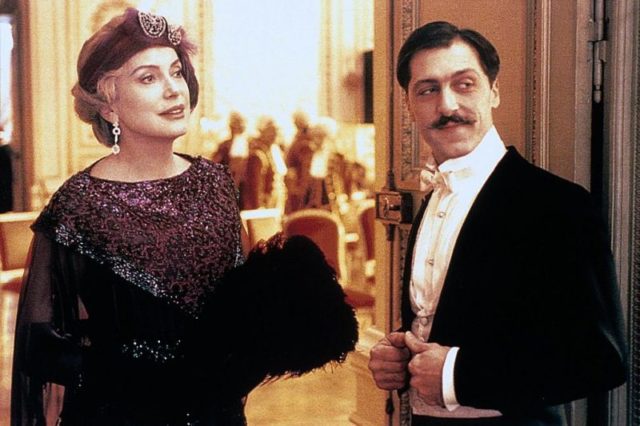 Die Kritiken zu Raúl Ruiz' "Die wiedergefundene Zeit" waren um einiges besser: „Lang, doch nur selten langatmig, erstklassig besetzt und vom ersten bis zum letzten Bild eine Augenweide, verhilft Ruiz’ Film dem cineastischen Stilmittel der Rückblende zur Ehrenrettung: Als wäre sie in erster Linie erfunden worden, um Proust im Kino gerecht zu werden.“